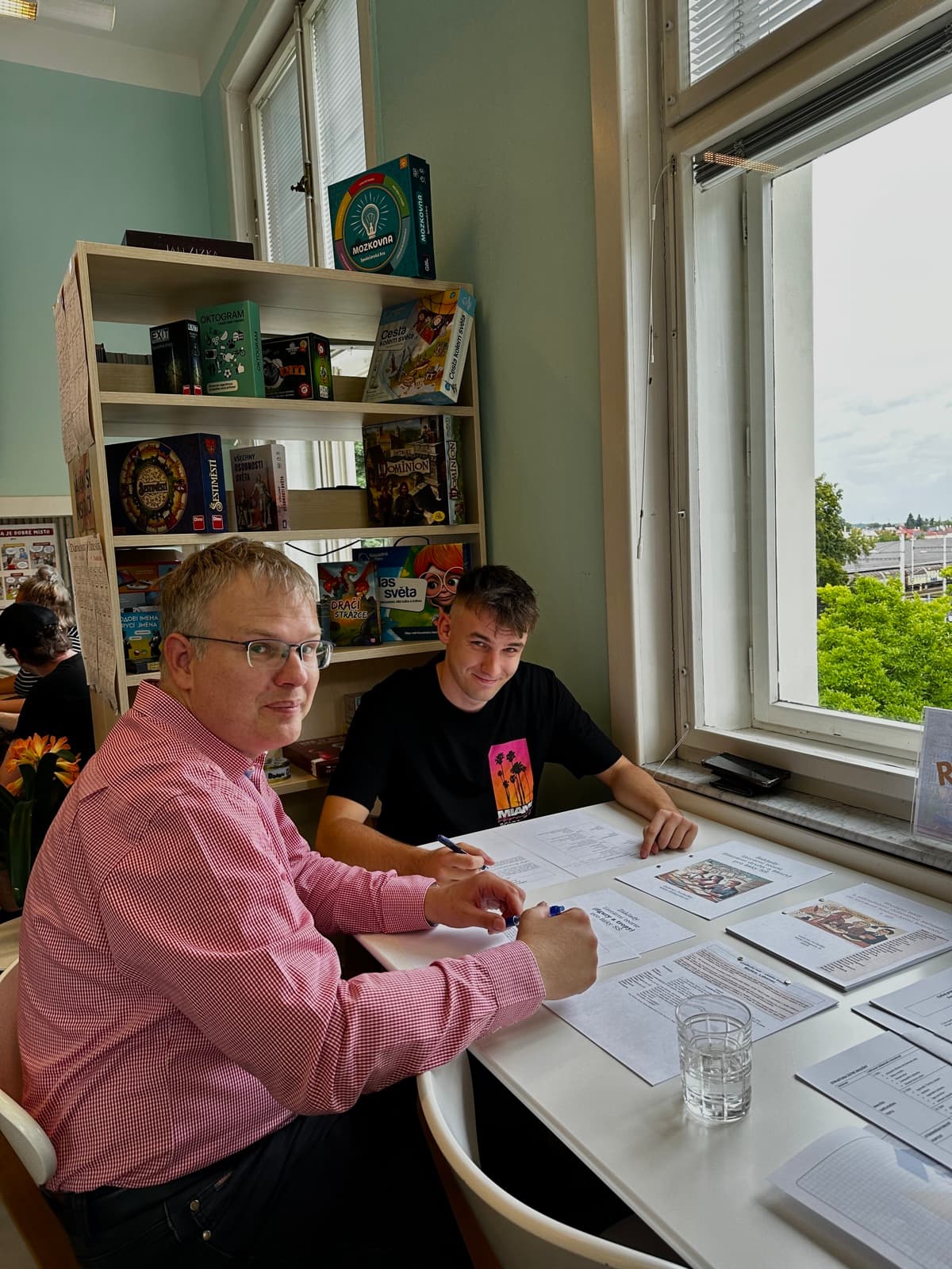 Gabriel Juchelka při konzultaci v knihovně Petra Bezruče